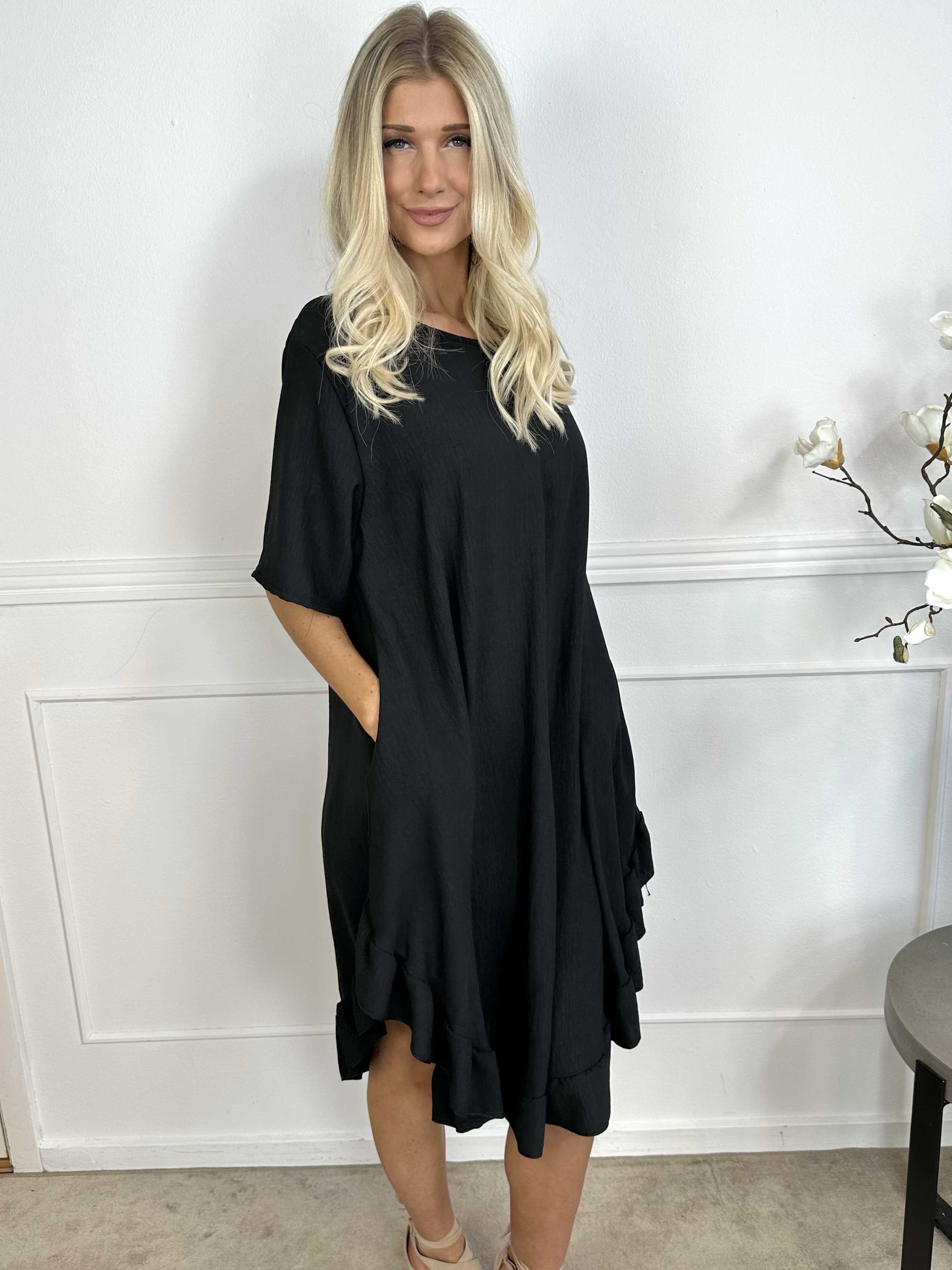 Emmelie - Kjole i viskoseblanding med flæsekant og lommer.